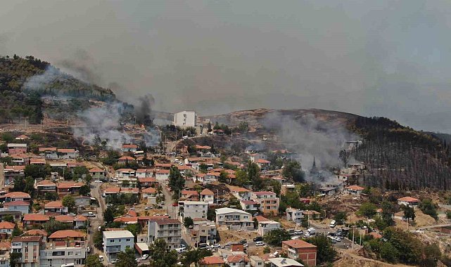 İzmir'deki orman yangını yerleşim yerlerine sıçradı: Bazı evler kül oldu