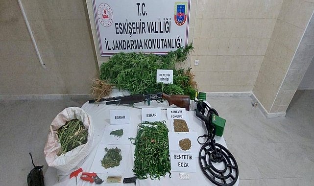 Jandarma uyuşturucu ticareti yapan ve sahte polis kimlikleri bulunduran şüpheliyi yakaladı