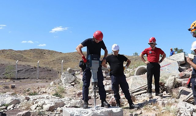Jandarmaya depremde arama kurtarma eğitimi verildi