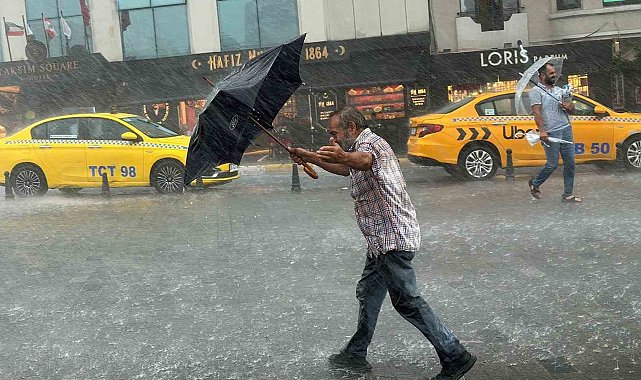 Kabataş'ta tramvay yolu su kanalına döndü, seferler durdu