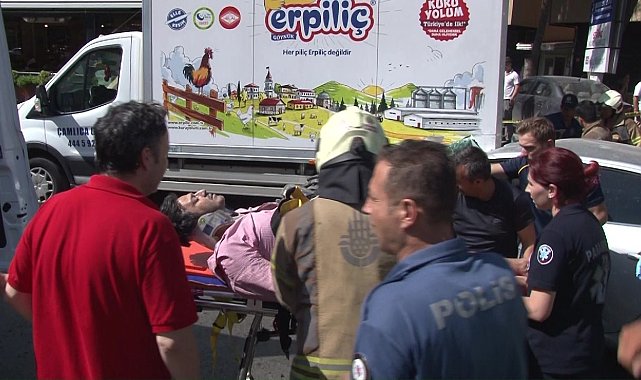 Kadıköy&#039;de otomobil tavuk yüklü kamyonete çarptı: 1 yaralı