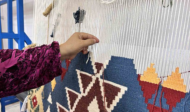 Kadınlar ilmik atarak kazanç elde etmek için çıktıkları yolda ilk kilimi bitirdiler