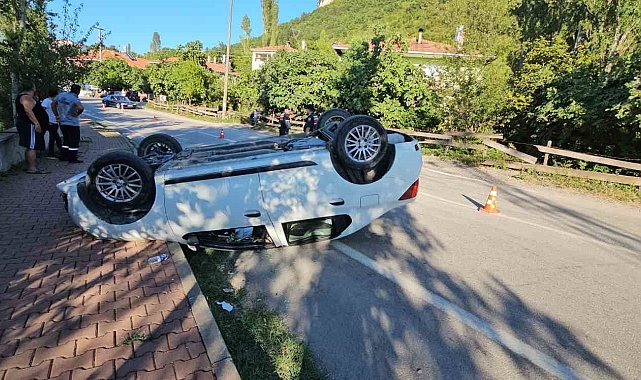 Kaldırıma çarpan otomobil takla attı: 1 yaralı