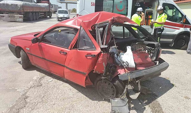 Kamyon otomobile çarptı: 2 yaralı