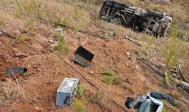 Kamyon şarampole devrildi: 2 yaralı