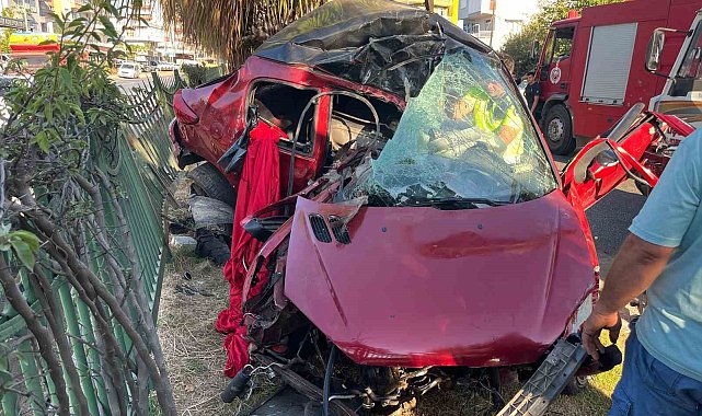 Kamyonet ile otomobil çarpıştı, araçlar hurdaya döndü: 2 yaralı