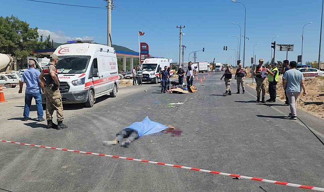 Kamyonetle çarpışan motosikletteki 2 kişi öldü