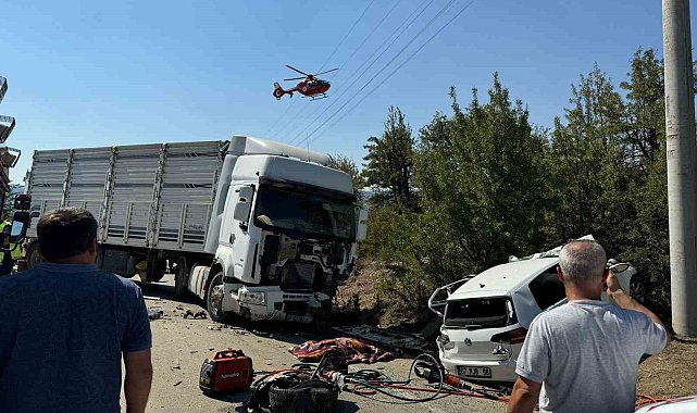 Kamyonla otomobil kafa kafaya çarpıştı: 1 ölü, 3 yaralı