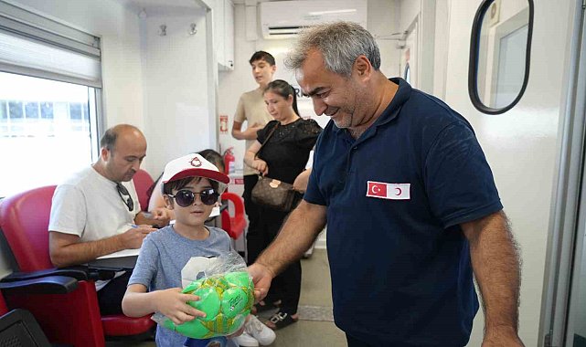Kan bağışçısını getiren çocuğa futbol topu