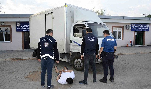 Kapalı kasa kamyonetle kaçarken yakalandılar: 1 organizatör ve 32 yabancı uyruklu yakalandı