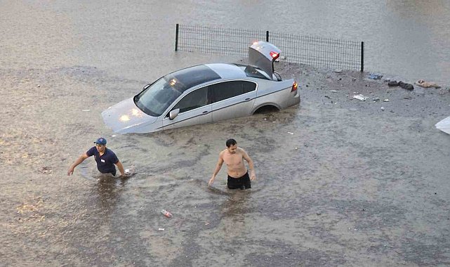 Karabük'te sağanak yağış: Yollar göle döndü, iş yerleri sular altında kaldı