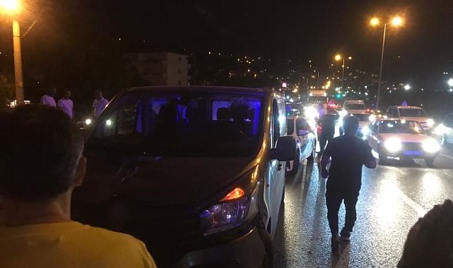 Karadeniz Ereğli'de park halindeki tırlara çarpan araç hurdaya döndü