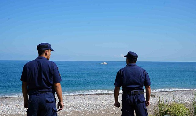 Karadeniz'de batan teknedeki 3 kişiyi arama çalışmaları sürüyor