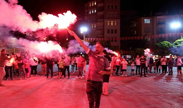 Karaman FK'daki yönetim krizine taraftarlardan meşaleli tepki