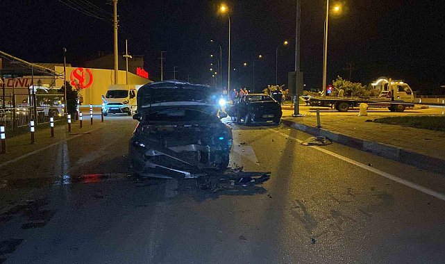 Karaman'da iki otomobil çarpıştı: 1 ölü, 5 yaralı