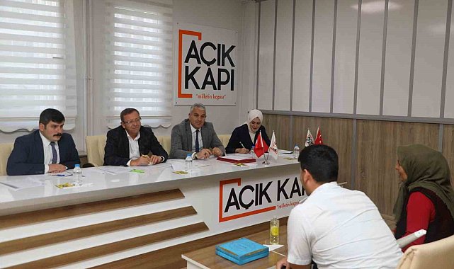 Kars Valisi Polat, Halk Günü&#039;nde vatandaşların sorunlarını dinledi