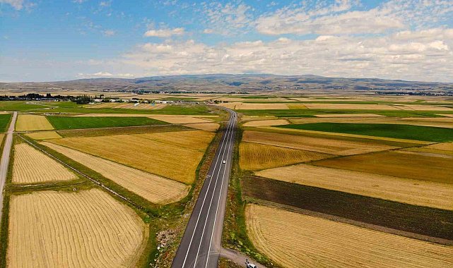 Kars&#039;ta halı ve kilim desenine bürünmüş tarım arazileri dron ile görüntülendi