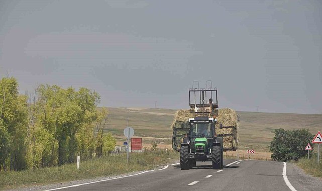 Kars'ta ot yüklü traktörler sürücülere zor anlar yaşatıyor
