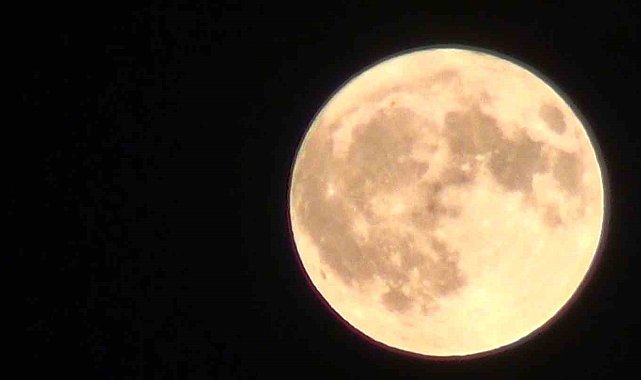 Kars'ta şekilden şekle giren dolunay göz kamaştırdı