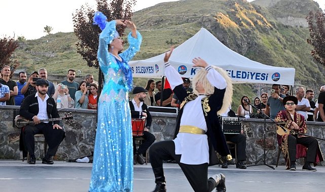 Kars'ta Türk Dünyası'nda esintinler gösterisi yoğun ilgi gördü