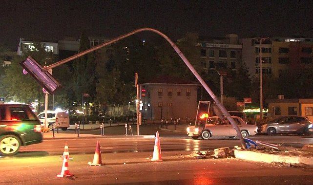 Kartal'da 3 aracın karıştığı zincirleme kazada 1 kişi yaralandı