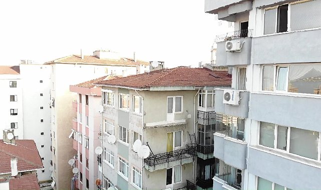 Kartal'da 6 katlı binada balkon çöktü