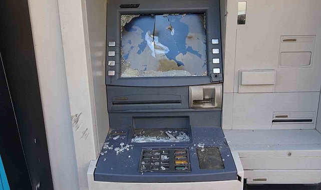 Kartal'da ATM'ye çekiçle böyle saldırdı