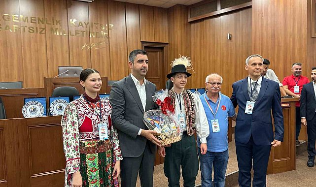 Kartal&#039;da Uluslararası Halk Oyunları Festivali&#039;ne katılan gruplara plaket takdim edildi