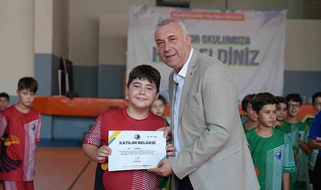 Kartal'da yaz spor okulunun 3. dönem öğrencileri sertifikalarını aldı