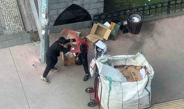 Karton toplayan çocukların kavgası kamerada