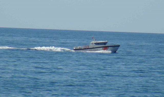 Kastamonu'da batan teknedeki kayıp üç kişiyi arama çalışmaları devam ediliyor