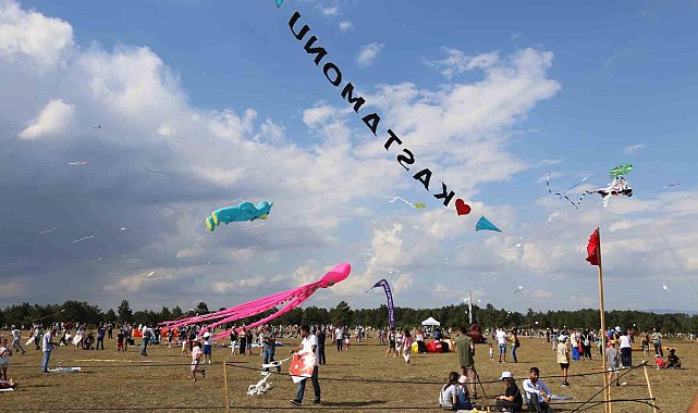 Kastamonu&#039;da gökyüzü uçurtmalarla kaplandı, çocuklar doyasıya eğlendi