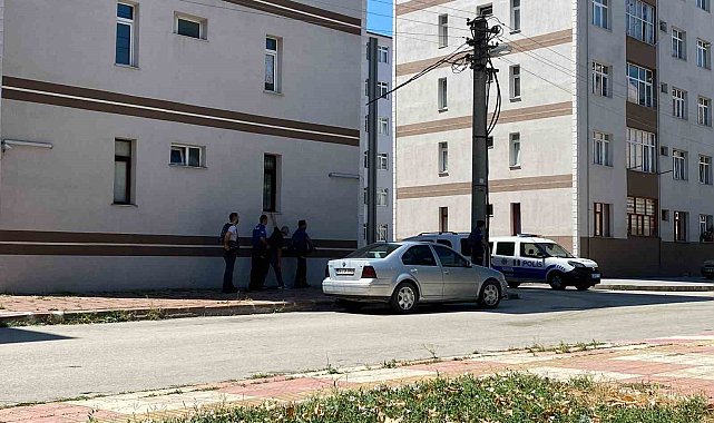 Kastamonu'da hareketli saatler, silahlı saldırgan dehşet saçtı: 2 polisi yaraladı, ailesini rehin aldı