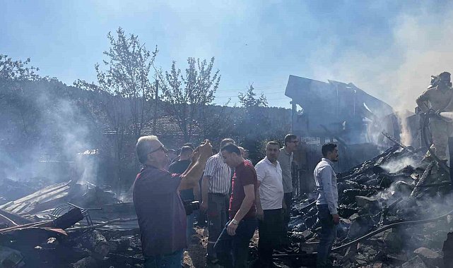 Kastamonu'da korkutan yangın: 3 ev küle döndü, 17 yaşındaki genç kayıp