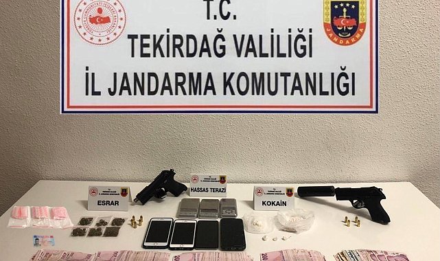 Kasten öldürme suçundan aranan zanlı silah, uyuşturucu ve paralarla yakalandı
