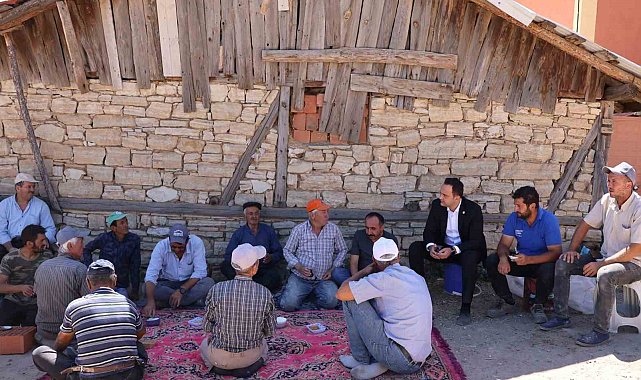 Kaymakam Demirci, yangında 14 büyükbaş hayvanın telef olduğu ahırda incelemelerde bulundu