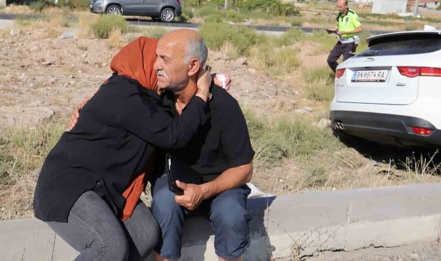 Kazadan kurtulan ağabey ile kız kardeş kaldırımda birbirlerine sarılarak ağladı