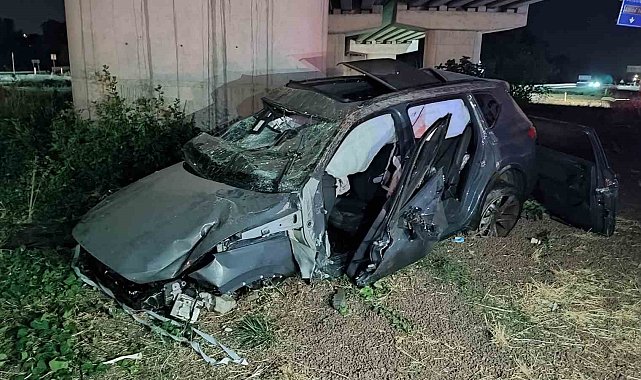Keşan'da refüje çarpan otomobilin motoru ve lastiği metrelerce fırladı