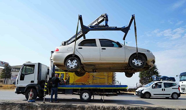 Kırıkkale'de otomobil orta refüje devrildi: 2 yaralı