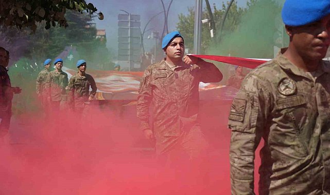 Komandolar ayak sesleri ve marşlarla caddeyi inletti