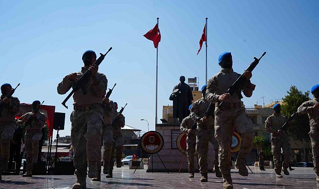 Komandoların silahlarıyla yaptığı gösteri coşkuyla izlendi