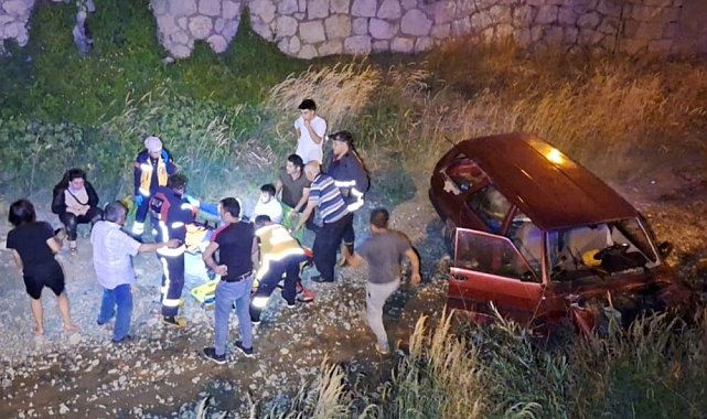 Kontrolden çıkan otomobil dereye uçtu: 3 yaralı