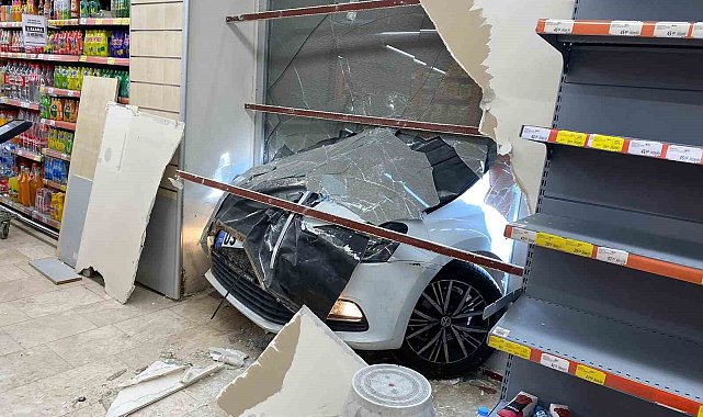 Kontrolden çıkan otomobil markete daldı