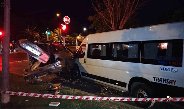 Kontrolden çıkan otomobil, trafik ışıklarında bekleyen öğrenci servisine çarptı: 2 yaralı
