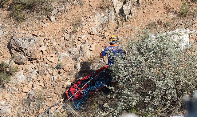 Kontrolden çıkan otomobil uçuruma yuvarlandı: 4 ölü