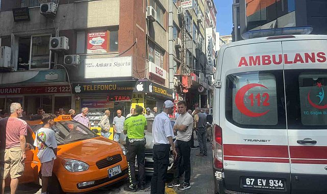 Kontrolden çıkan otomobil yayanın ayağını ezip park halindeki taksiye çarptı