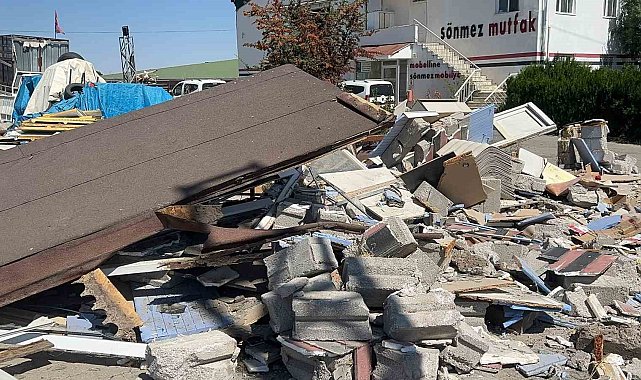 Kontrolden çıkan tır iş yerine daldı, o anlar güvenlik kameralarına yansıdı