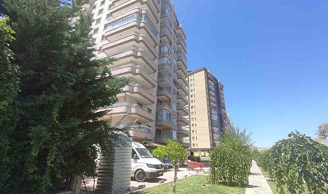 Konya'da 12. kattan atlayan kişi, iş yeri sahibinin üzerine düştü