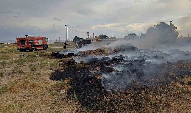Konya&#039;da çıkan yangında saman balyaları yandı