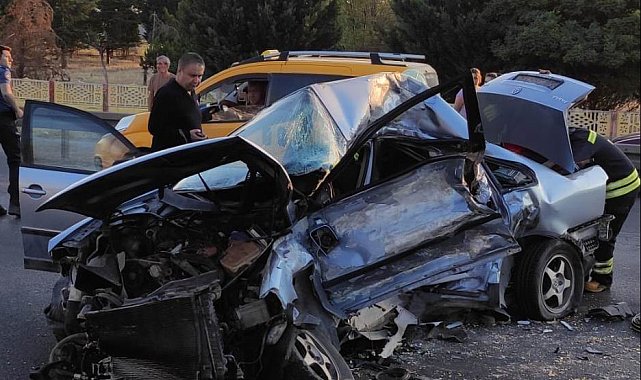 Konya'da tır ile çarpışan otomobildeki 2 kişi hayatını kaybetti